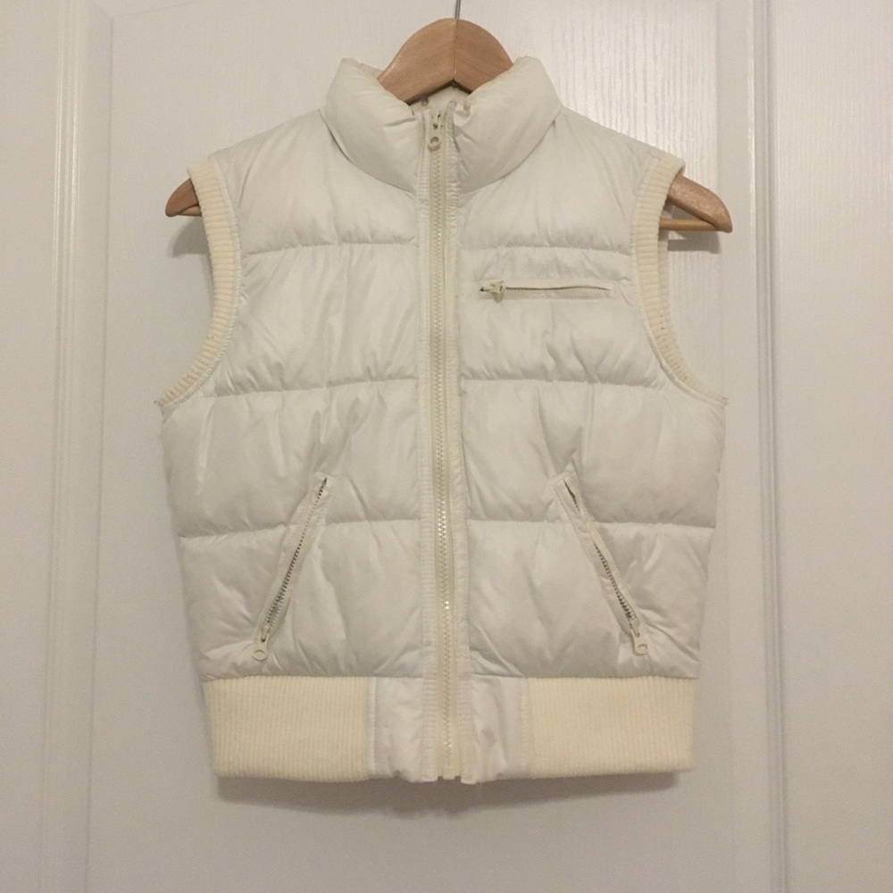 Sleeveless puffer jacket in white